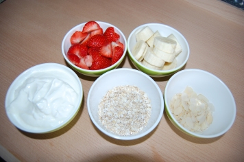 ingrediënten aardbei banaan havermout yoghurt amandelschilfers
